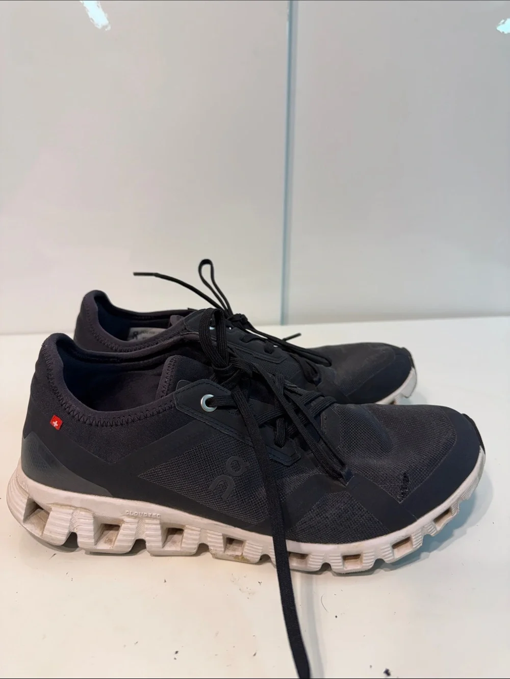 Used women’s oncloud Athletic Running Shoes size 9